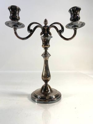 chandelier plaqué argent à trois bougies, monté sur un socle