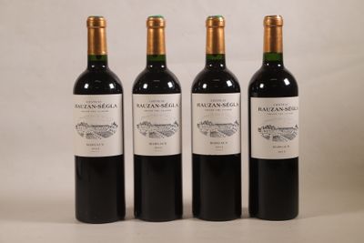 trois bouteilles de vin sont alignées sur une surface blanche