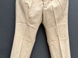 une photo d'un pantalon beige suspendu à une corde à linge