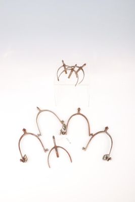 trois paires de boucles d'oreilles en argent posées sur une surface blanche, sur fond blanc