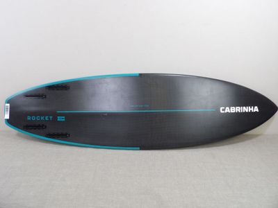 La planche de surf est noire et bleue, avec une bande bleue dessus.