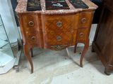 une commode en marbre dans une pièce