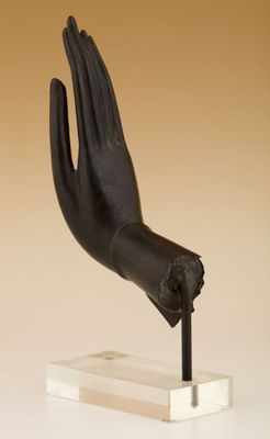 une photo d'une sculpture représentant une main posée sur un socle