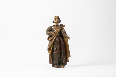 une statue en bois représentant un homme tenant un enfant dans ses bras