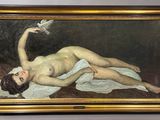 une image représentant un tableau d'une femme nue allongée sur un lit, avec une colombe