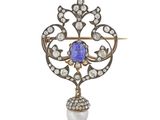 une broche ancienne en saphir et perles