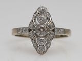 une bague Art déco sertie d'un diamant central entouré de diamants plus petits