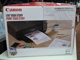 une imprimante Canon posée sur une table dans un magasin