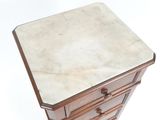 un plateau en marbre blanc posé sur une commode en bois