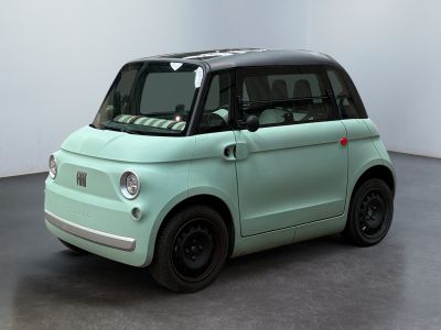 une petite voiture verte garée dans une pièce