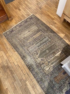 un tapis posé à même le sol dans une pièce avec du parquet