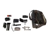 un sac en papier brun contenant un appareil photo et d'autres objets