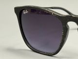 une paire de lunettes de soleil posée sur une table