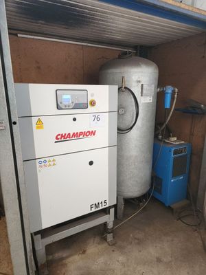 une machine qui se trouve à l'intérieur d'un garage