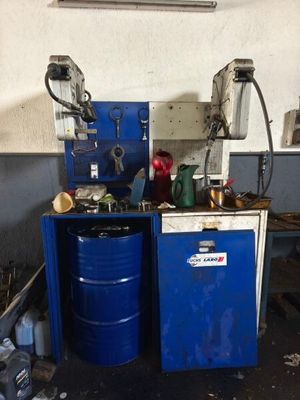 une armoire bleue sur laquelle sont posés deux tonneaux bleus