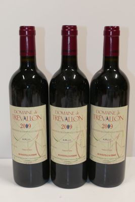 trois bouteilles de vin posées sur une table l'une à côté de l'autre