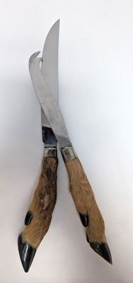 une paire de ciseaux munis de griffes