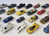 un grand nombre de voitures-jouets qui se trouvent sur la table