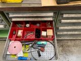une boîte à outils avec des outils sur le sol