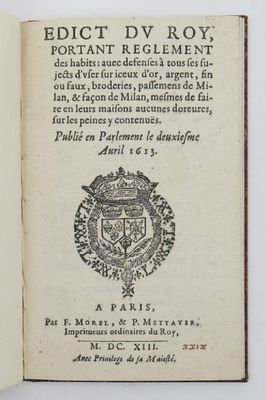 un livre ouvert sur lequel figure un blason