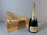 une bouteille de champagne à côté d'un coffret en bois