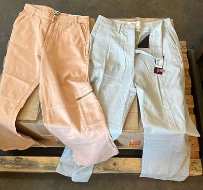 deux paires de pantalons posées sur une palette