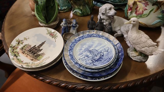Lot d’assiettes Sarreguemines, Delft, Boch, joint objets en porce...