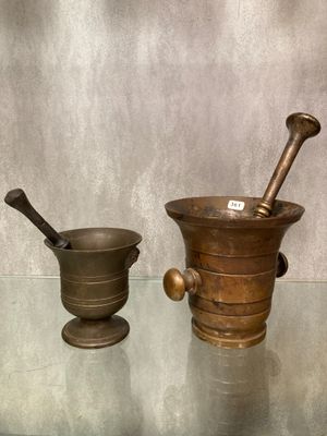 deux types différents de mortiers exposés sur une table en verre