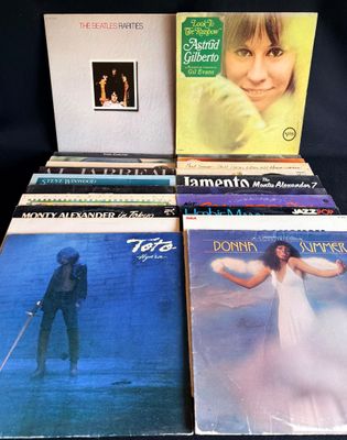 quatre albums vinyles représentant diverses femmes en robe blanche sur fond noir