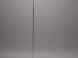 un lampadaire noir et blanc avec un pied en métal