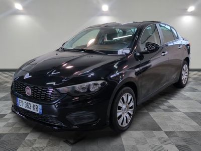 la voiture noire est garée sur un sol en damier dans le garage