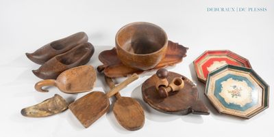 plusieurs morceaux de bois sont posés sur une surface blanche
