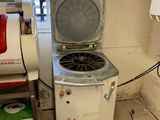 une machine qui se trouve dans une pièce où il y a des chaussures par terre