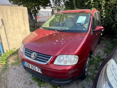 une voiture rouge garée dans un parking