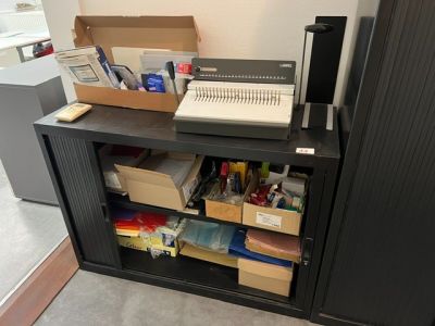 un bureau sur lequel se trouvent un ordinateur portable et une imprimante