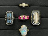 un ensemble composé de cinq bagues et d'une bague ornée d'une image représentant une femme