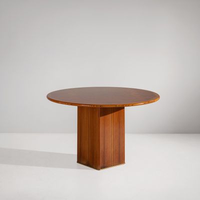 une table à manger ronde avec un piètement en bois