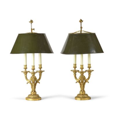 paire de lampes de table anciennes en laiton avec des abat-jours verts