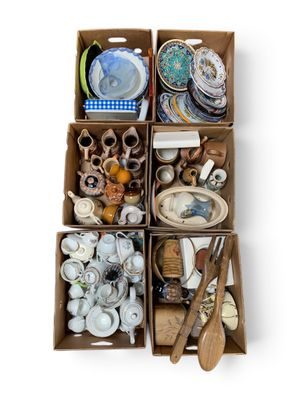 une boîte contenant divers objets, posée sur une surface blanche