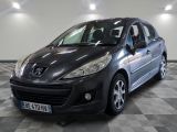 la photo d'une voiture garée dans un garage