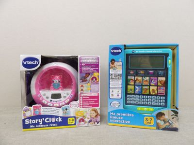 deux jouets posés l'un à côté de l'autre sur une table