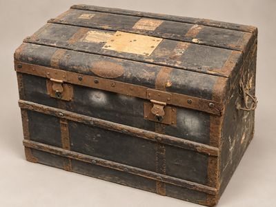 une vieille malle posée sur une table