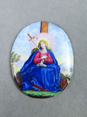 l'image d'une photo représentant une femme portant une croix à la boutonnière