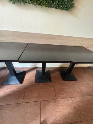 deux tables posées sur un sol carrelé