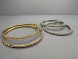 deux bracelets en or et en argent sur un fond gris