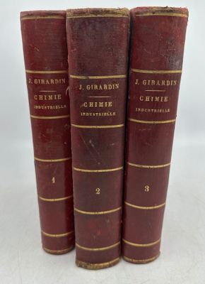 trois livres rouges superposés sur une table