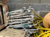 un tas de tuyaux et d'autres équipements de plomberie près d'un mur de briques