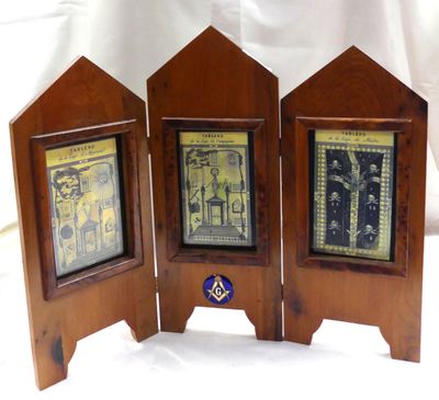 trois cadres en bois sur lesquels figurent des photos de personnes sur fond blanc