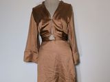 une photo d'une robe marron sur un mannequin
