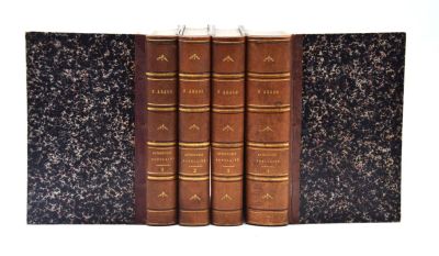 Les trois livres sont alignés les uns à côté des autres sur une surface blanche.